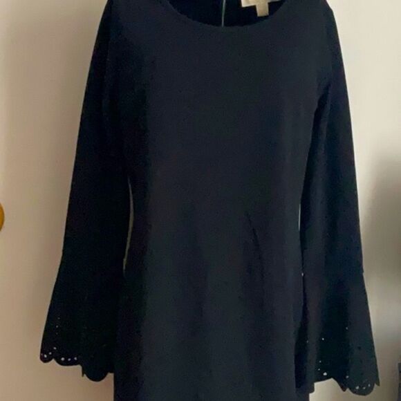 MICHAEL KORS NWT BLACK DRESS SIZE MEDIUM BELL SLEEVES CUT OUT DETAIL - Picture 3 of 14